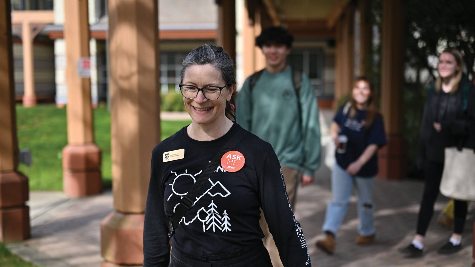 Recruiter leads a group of students on a campus tour